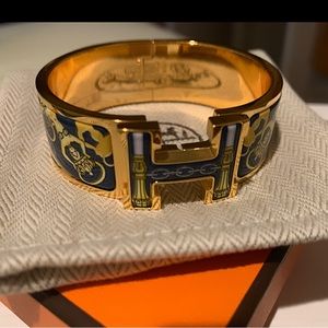 Authentic brand new PM Hermes fashionable bracelet with dust bag, box,ribbon